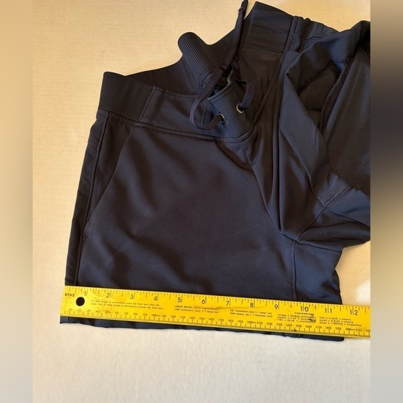 Athleta Mid-Town cuffed leg shorts in navy blue Sz 2.  L7 - Picture 7 of 7